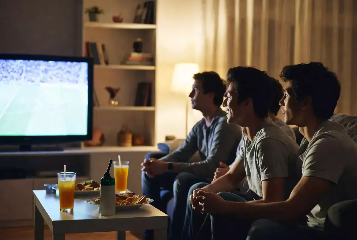 Gruppe von Fans schaut gemeinsam ein Fußballspiel