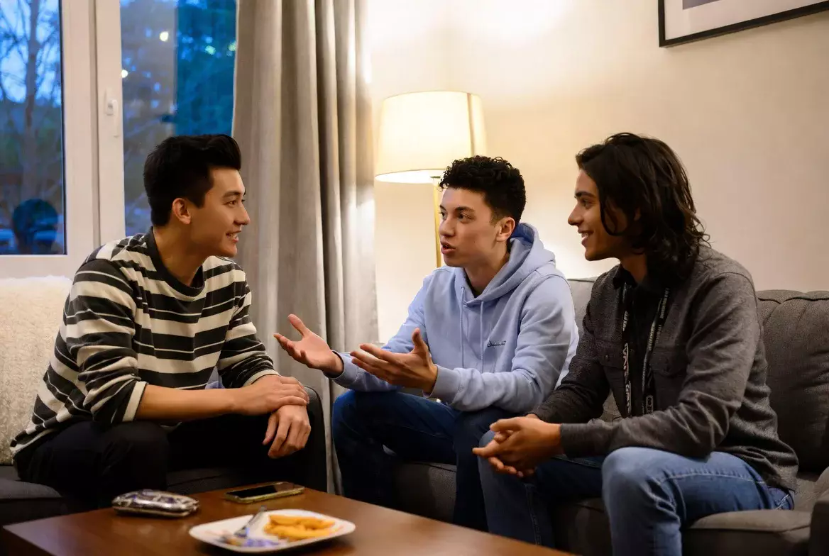 Gruppe von Freunden diskutiert über Fußball in gemütlicher Atmosphäre