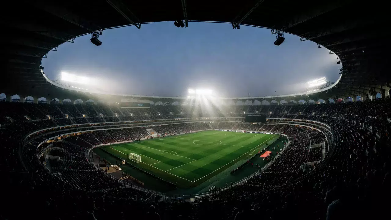 Fußballstadion bei Flutlicht am Abend mit grünem Rasen