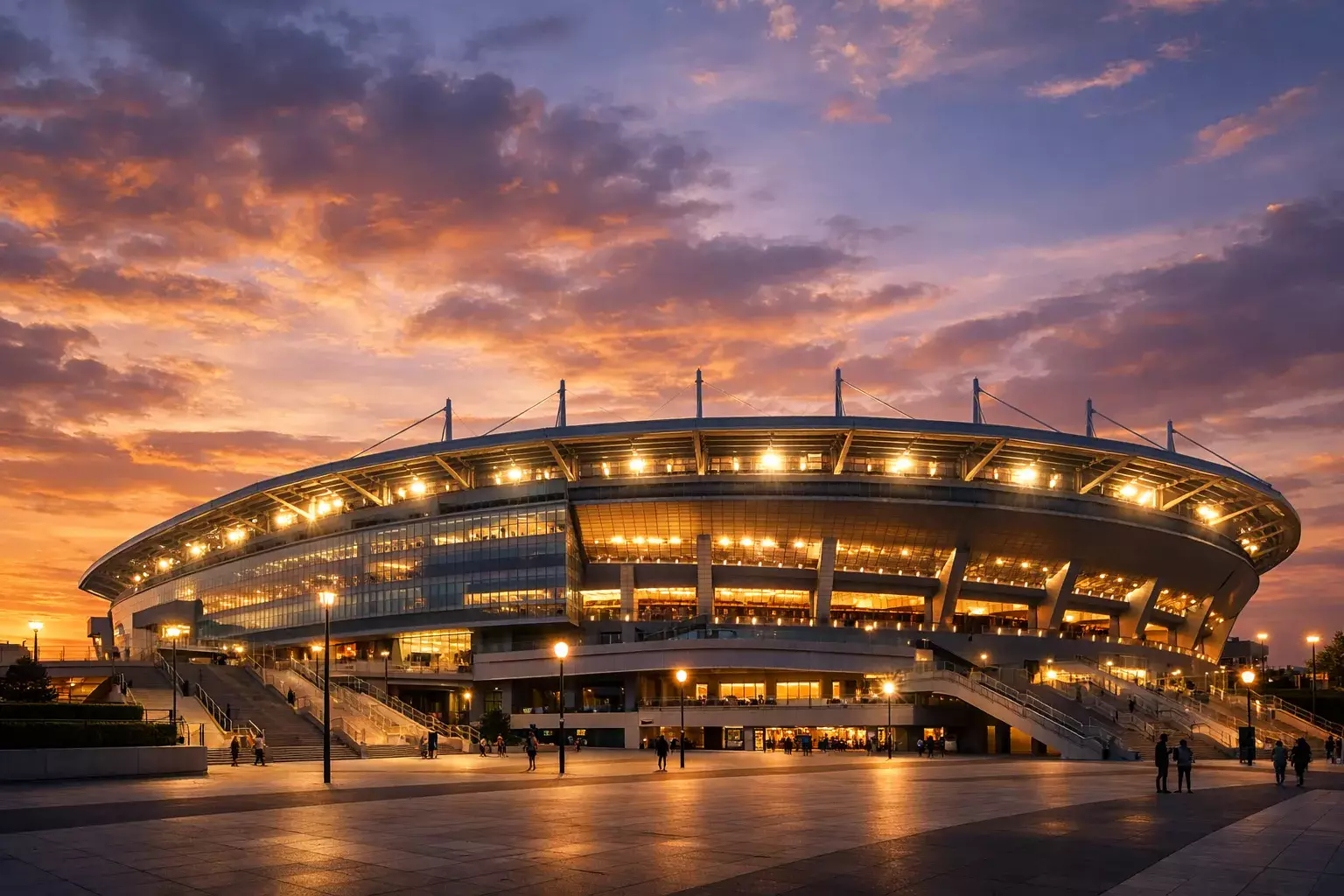 Fußballstadion bei Sonnenuntergang mit dramatischem Himmel