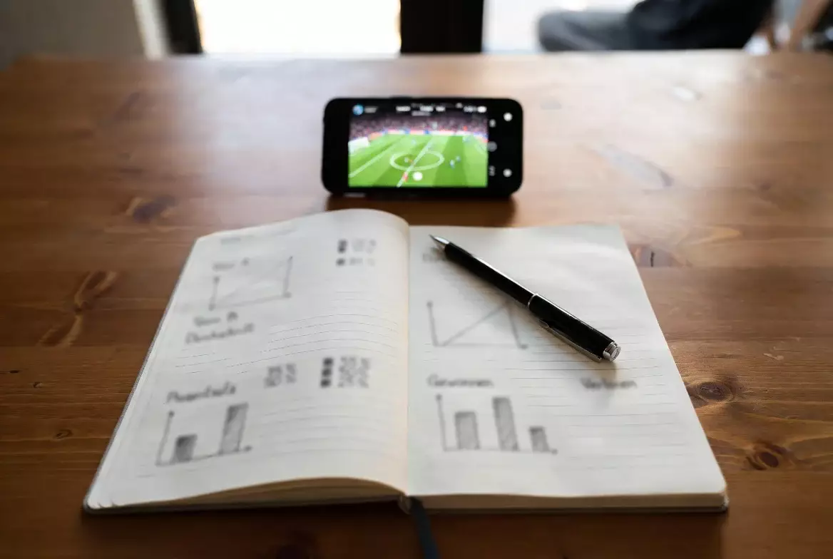 Notizbuch mit handgeschriebenen Analysenotizen und Statistiken