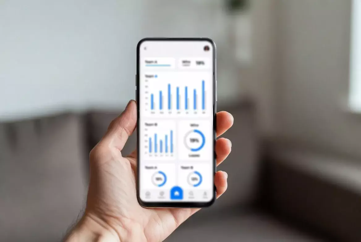 Smartphone zeigt eine Fußballstatistik-App mit Balkendiagrammen
