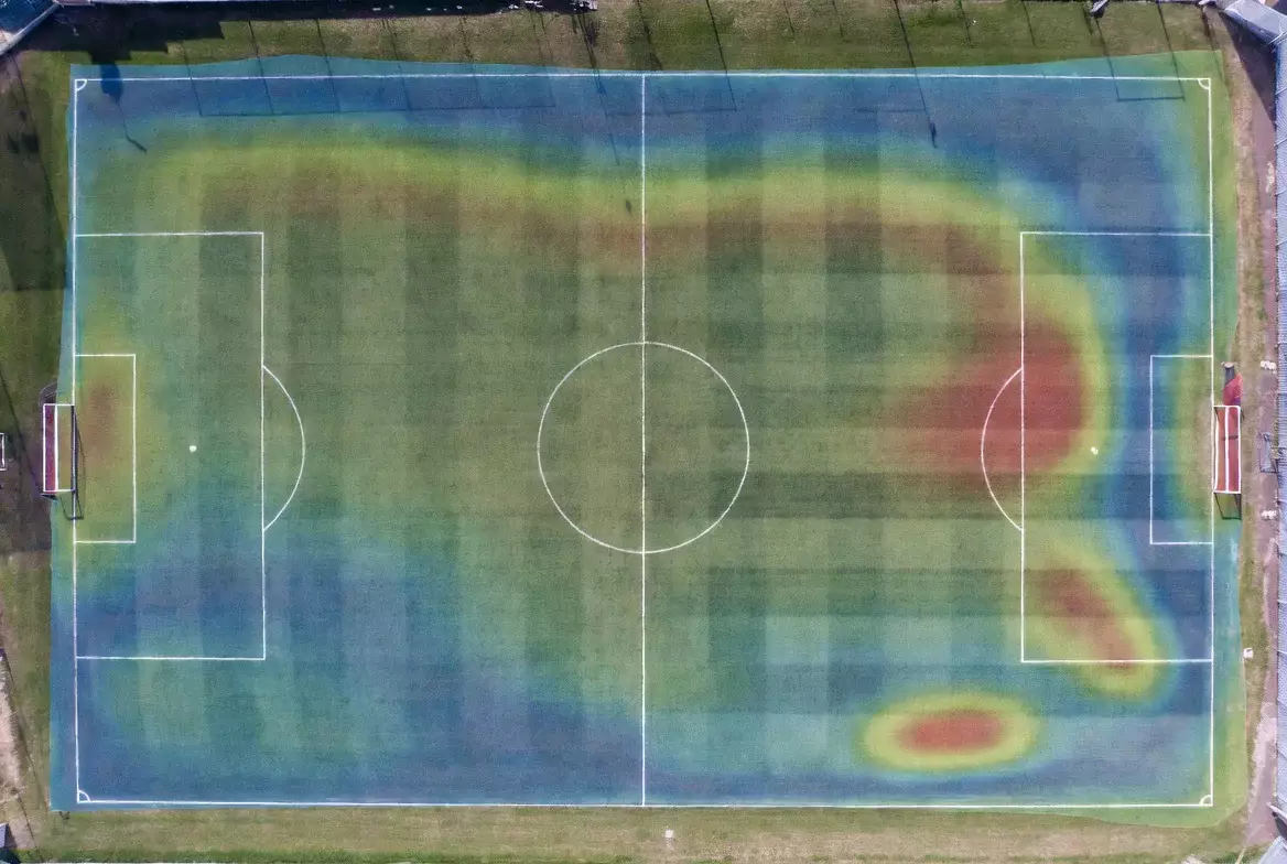 Fußballfeld mit markierten Schusspositionen aus der Vogelperspektive