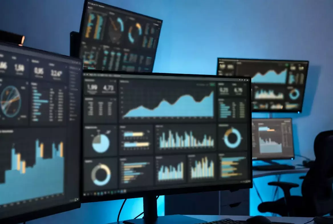 Professioneller Arbeitsplatz mit mehreren Monitoren die Fußball-Statistiken und Analysen zeigen