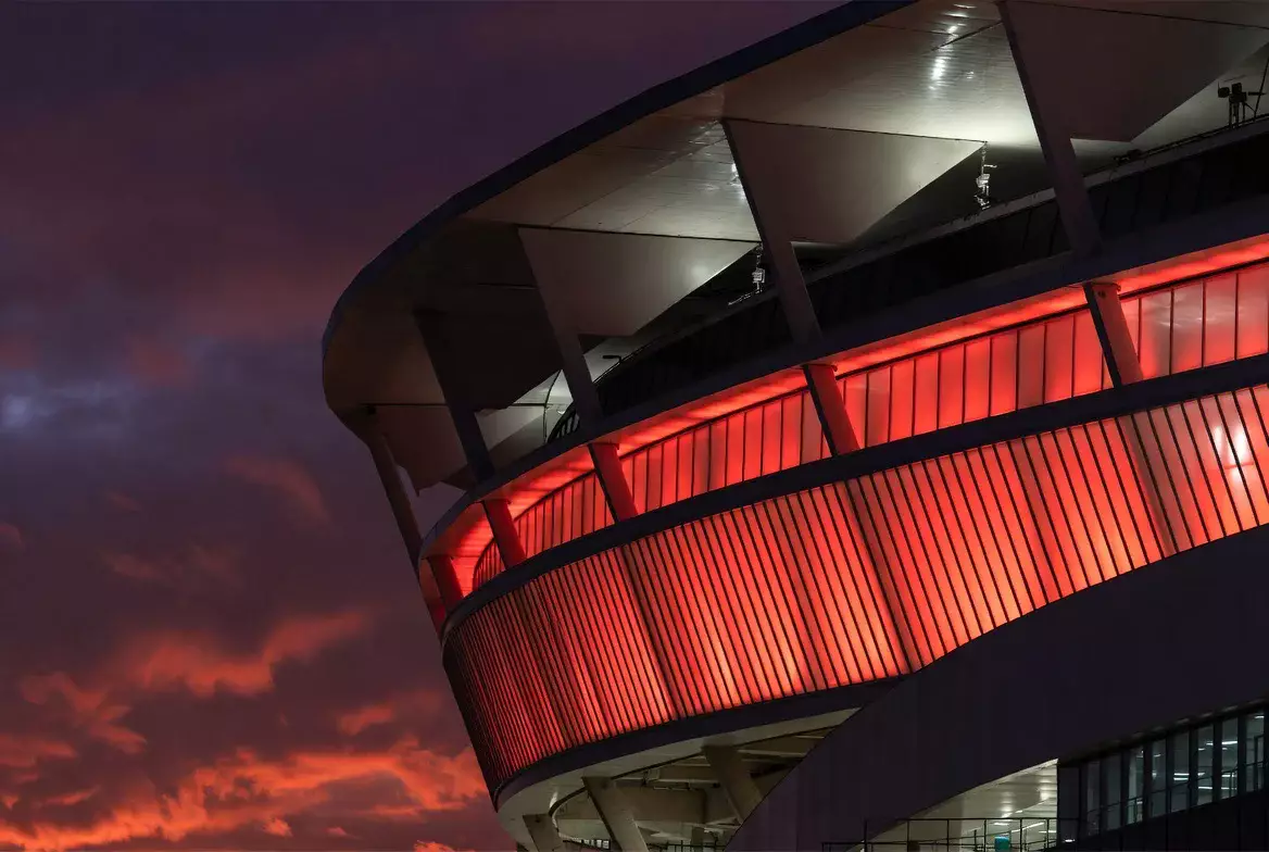 Großes Fußballstadion bei Abendbeleuchtung mit roter Fassade