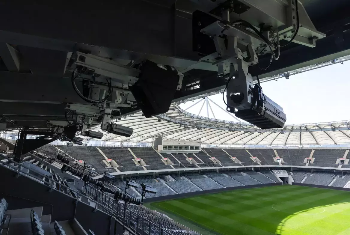 Modernes Fußballstadion mit sichtbarer Tracking-Technologie und Sensoren