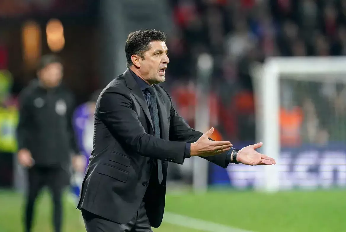 Fußballtrainer gibt Anweisungen von der Seitenlinie